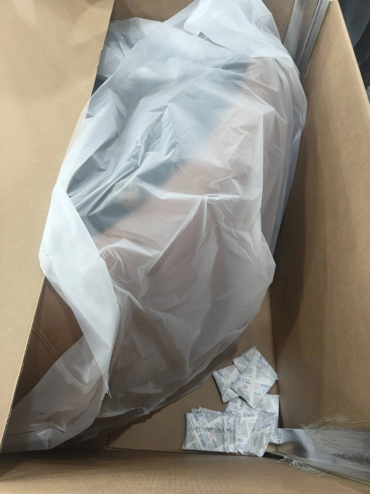 Penggunaan desiccant dalam kemasan produk kulit