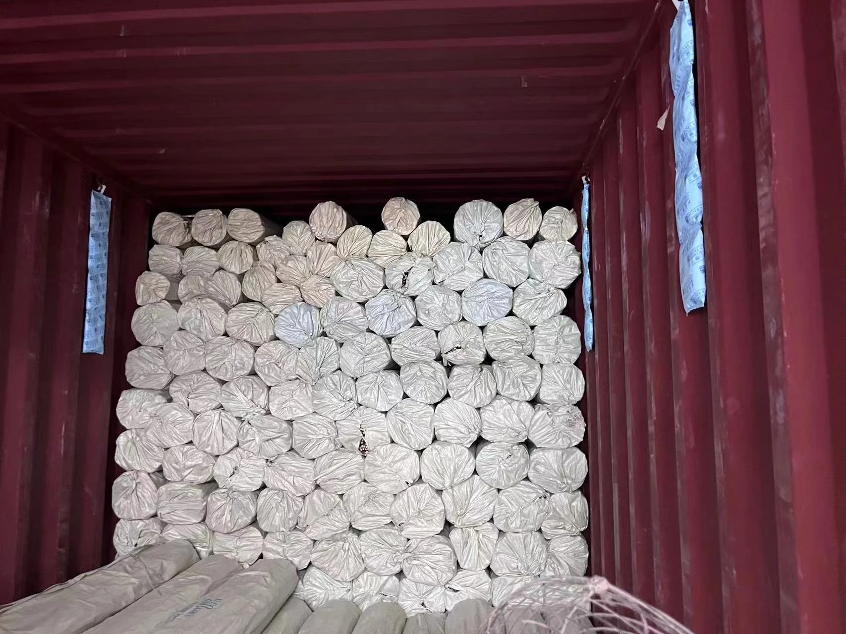 Penggunaan desiccant gantung di dalam kontainer pengiriman laut